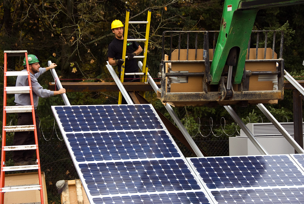 Installation av markbaserad solenergi. Foto: Oregon Department of Transportation CC-licens